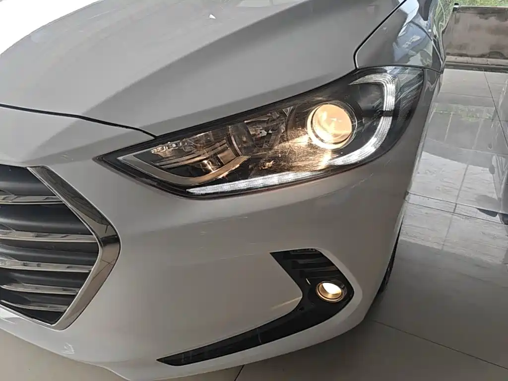 Hyundai Elantra — миниатюра 24