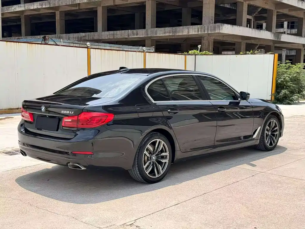 BMW 5 Series — миниатюра 4