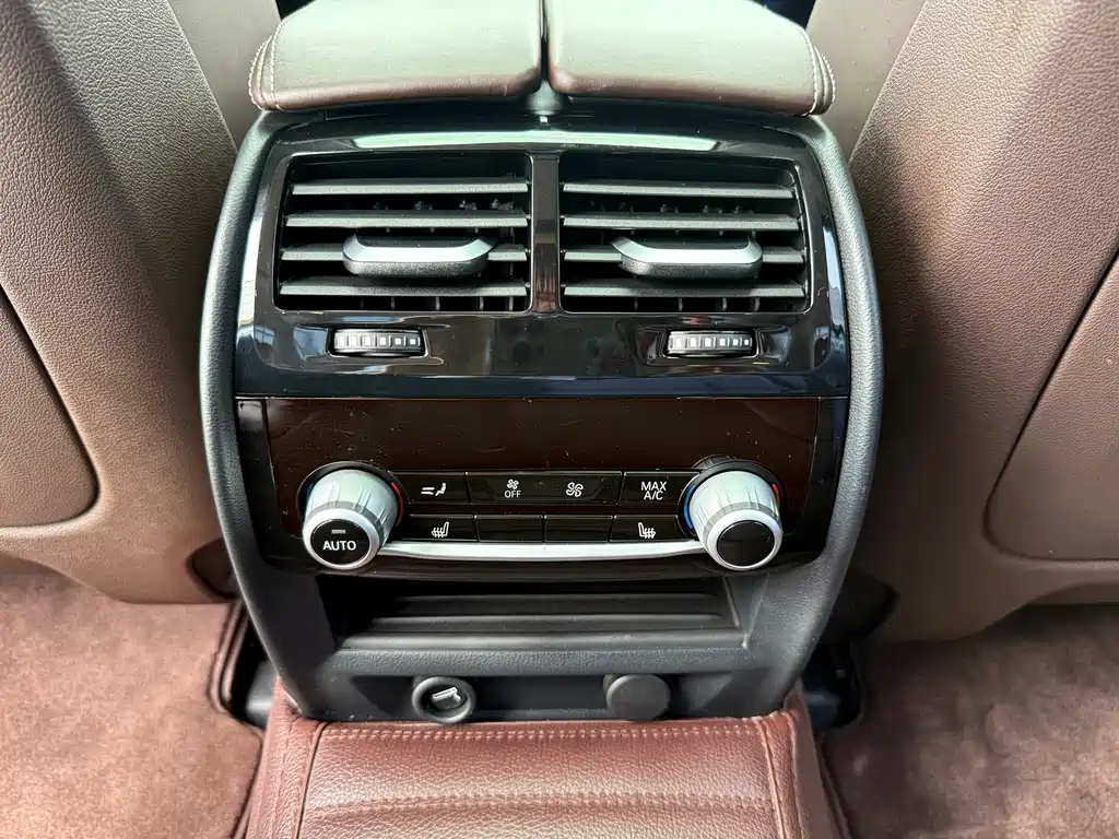 BMW 5 Series — миниатюра 11