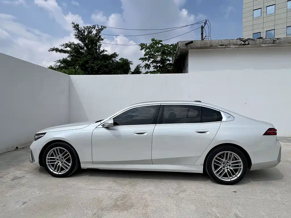 BMW 5 Series — миниатюра 4