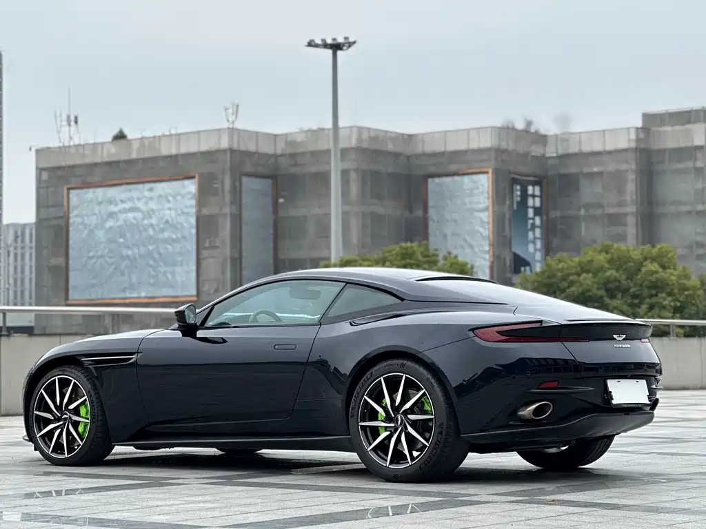 ASTON MARTIN DB11