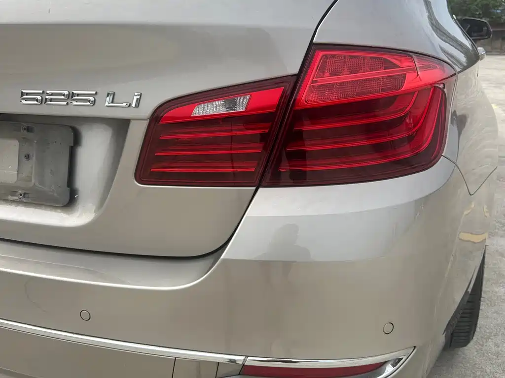 BMW 5 Series — миниатюра 10