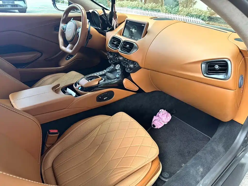 ASTON MARTIN V8 VANTAGE