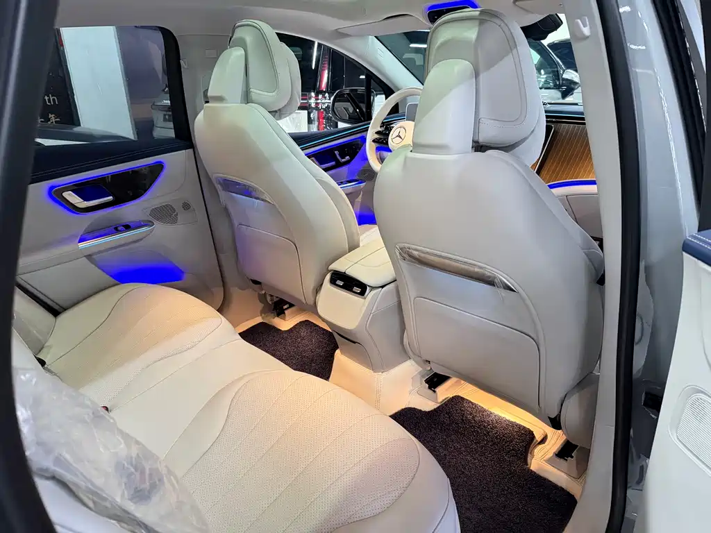 Mercedes-Benz EQE SUV — миниатюра 19
