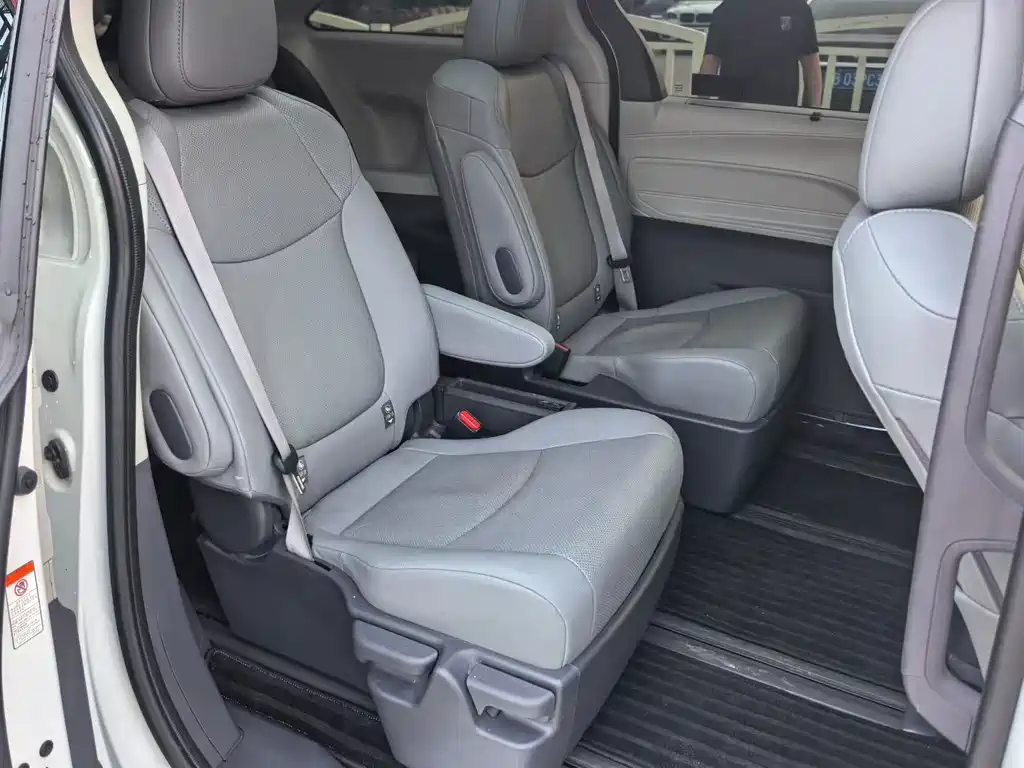 Toyota Granvia 2022 2.5L Luxury