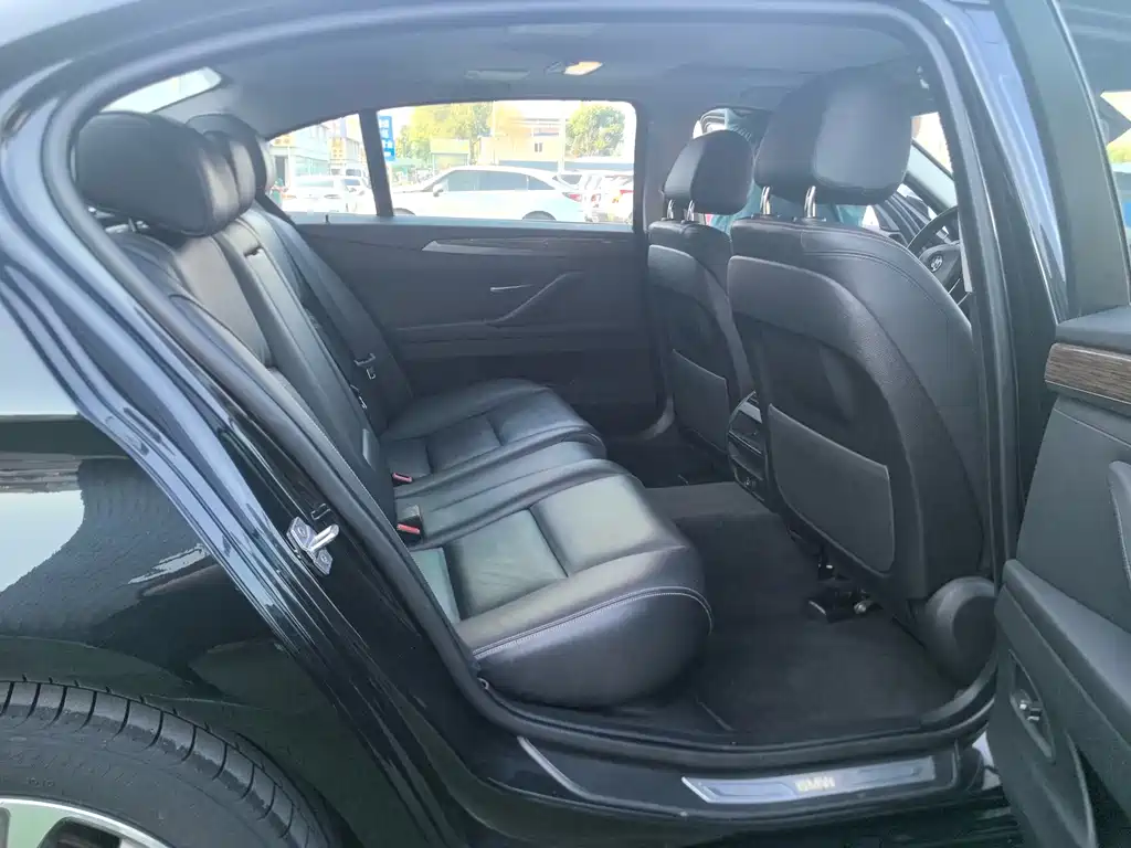 BMW 5 Series — миниатюра 13