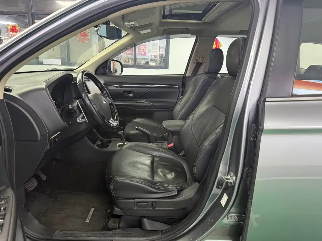 MITSUBISHI OUTLANDER