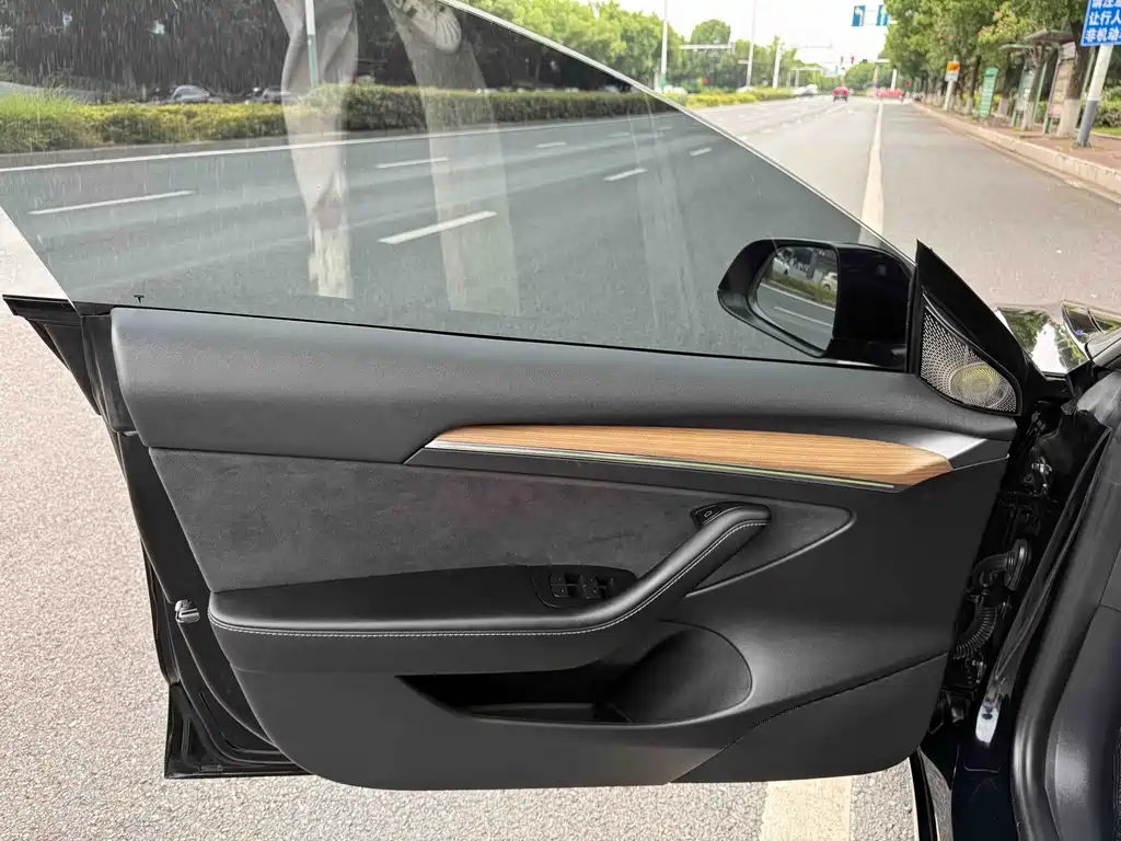 Tesla Model 3 — миниатюра 9