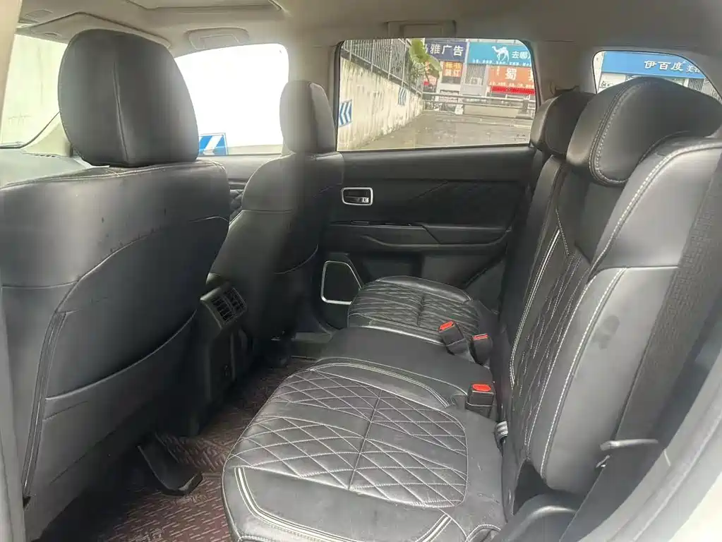 MITSUBISHI OUTLANDER