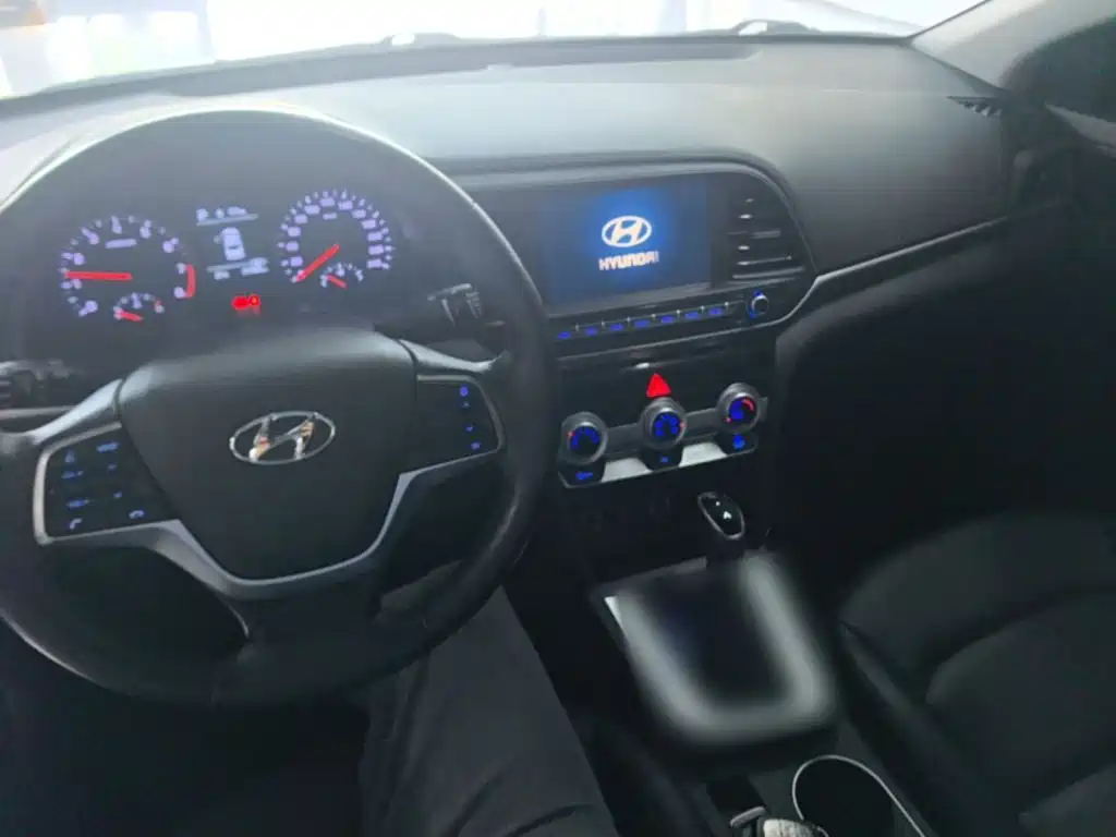 Hyundai Elantra — миниатюра 10