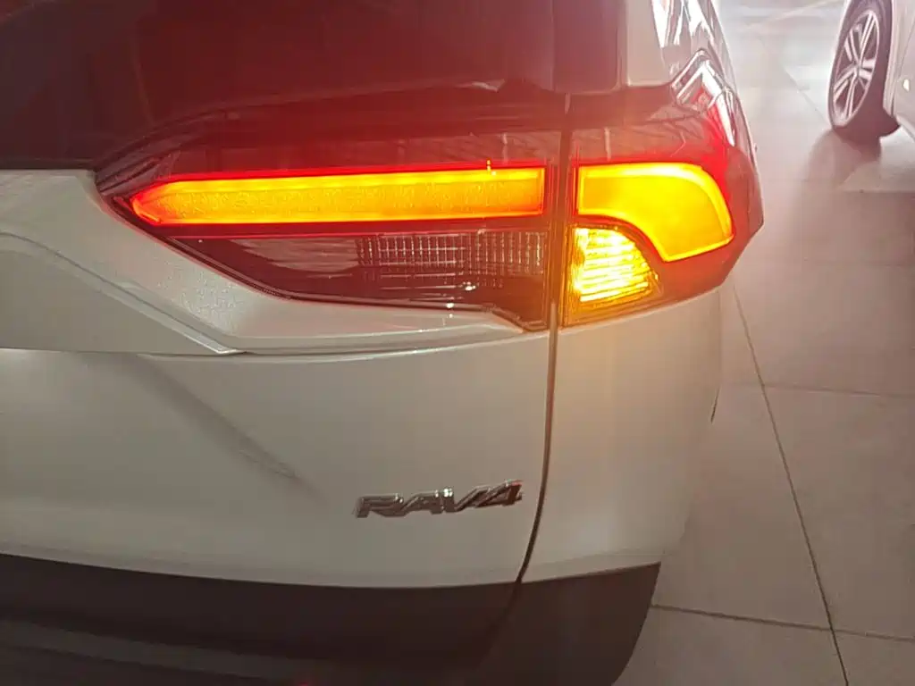 Toyota RAV4 — миниатюра 8