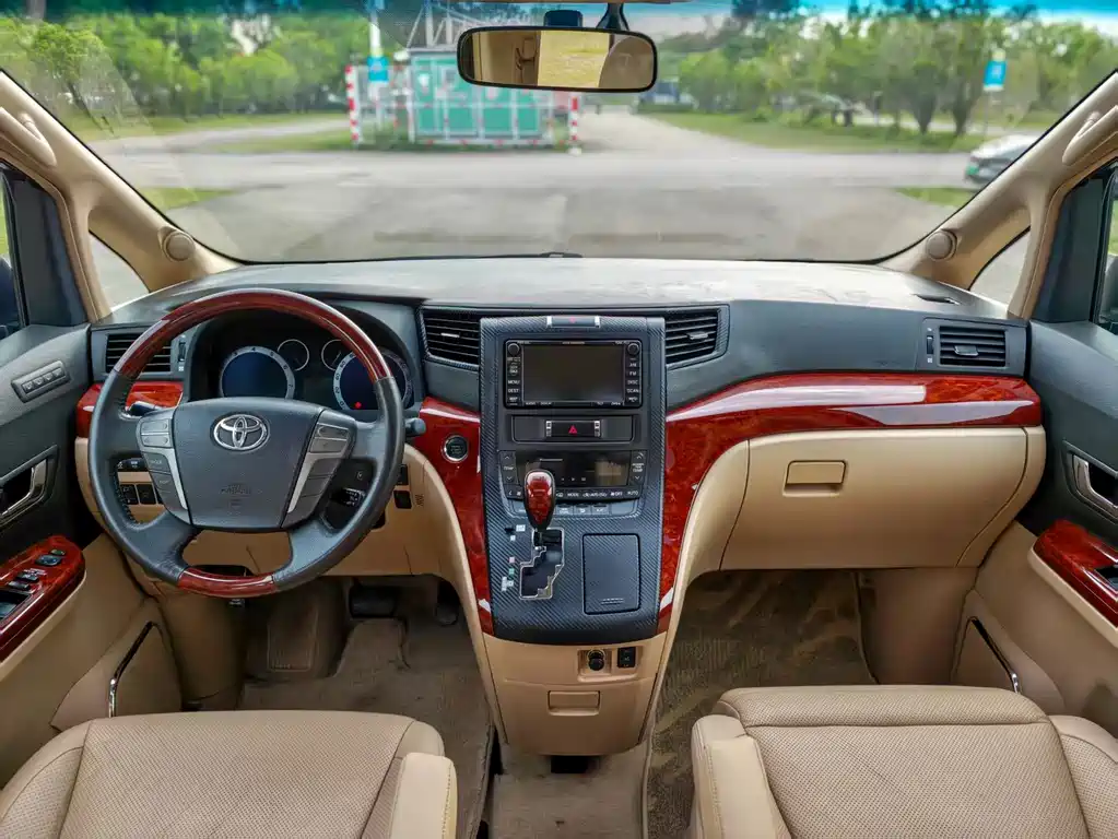 Toyota Alphard — миниатюра 5