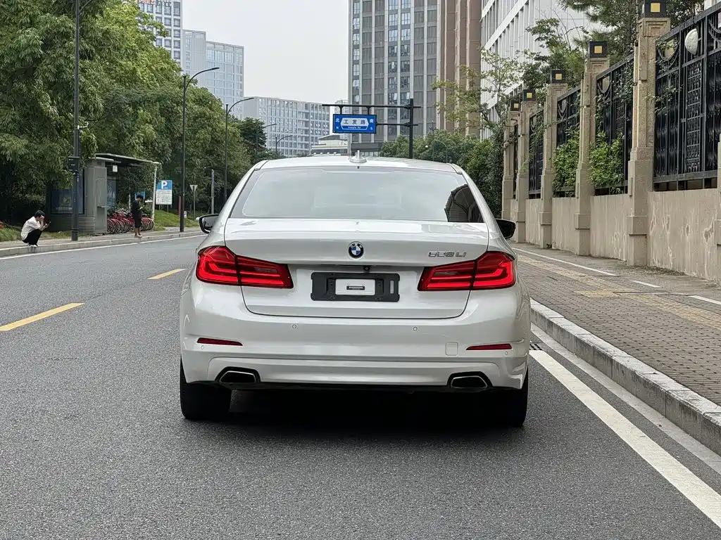 BMW 5 Series — миниатюра 4