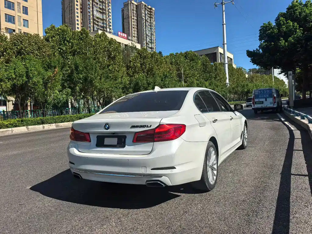 BMW 5 Series — миниатюра 9