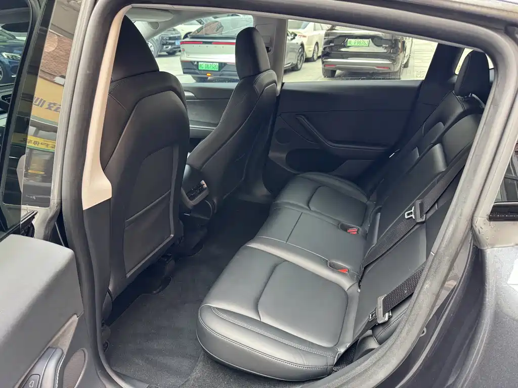 Tesla Model Y — миниатюра 9