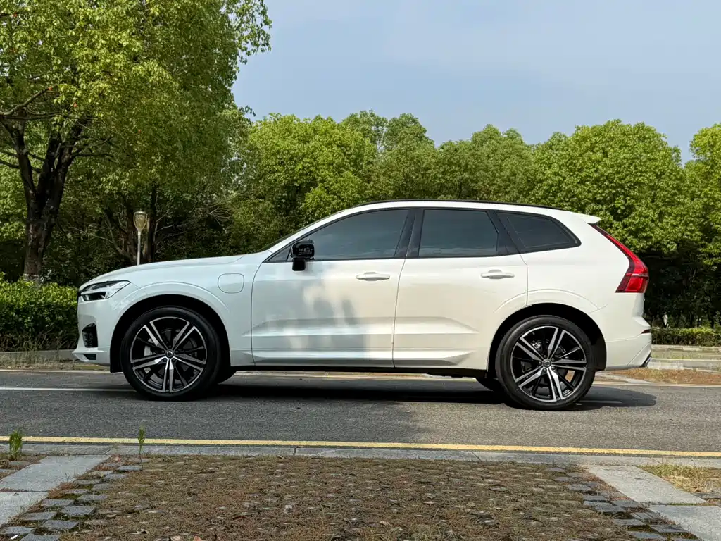 Volvo XC60 PHEV — миниатюра 4