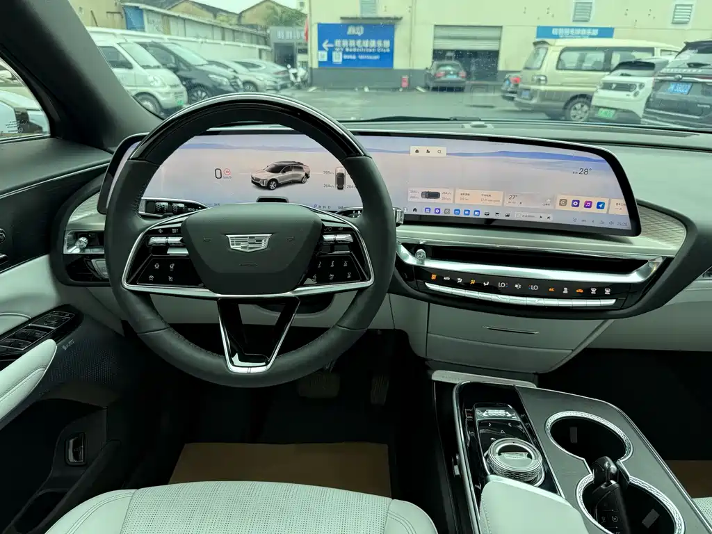 Cadillac IQ 2022 Luxury