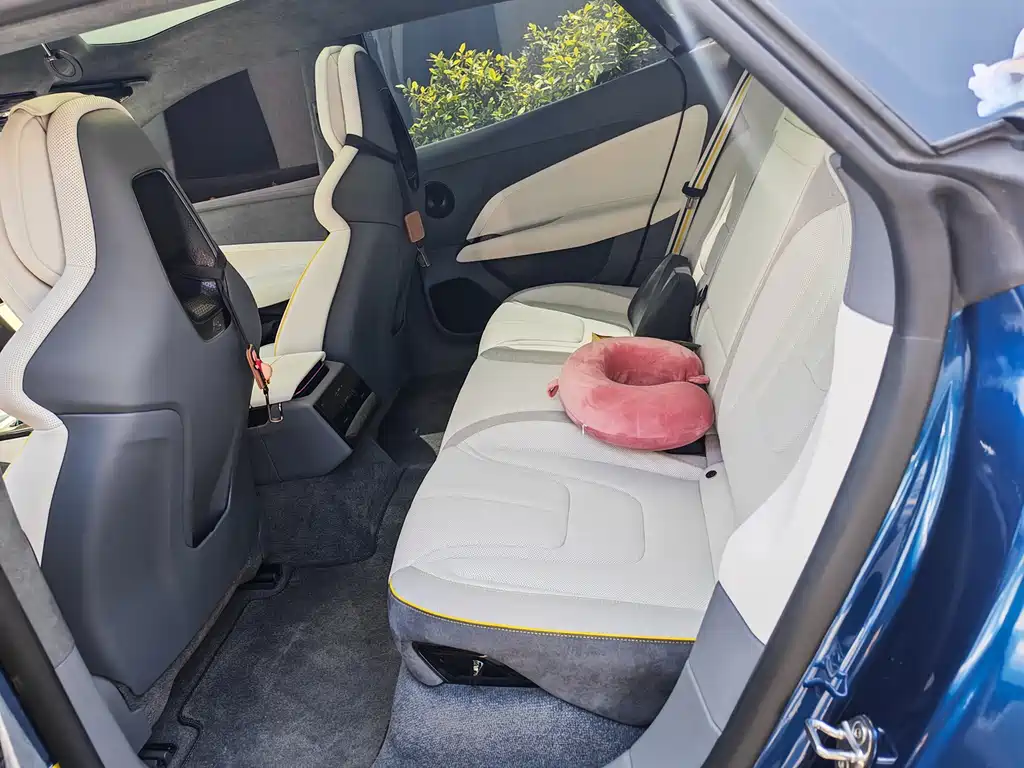 LOTUS SPORTS CAR EMEYA FLOWERS