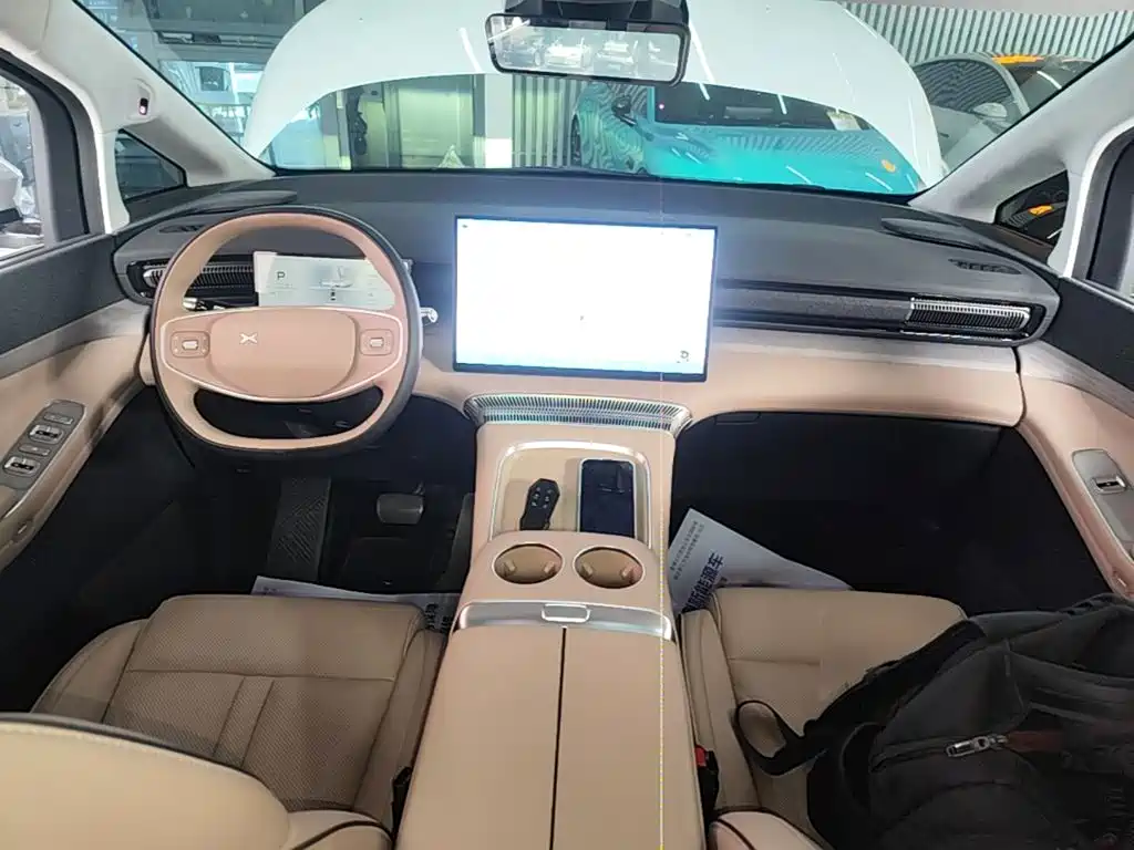 XPeng X9 — миниатюра 10