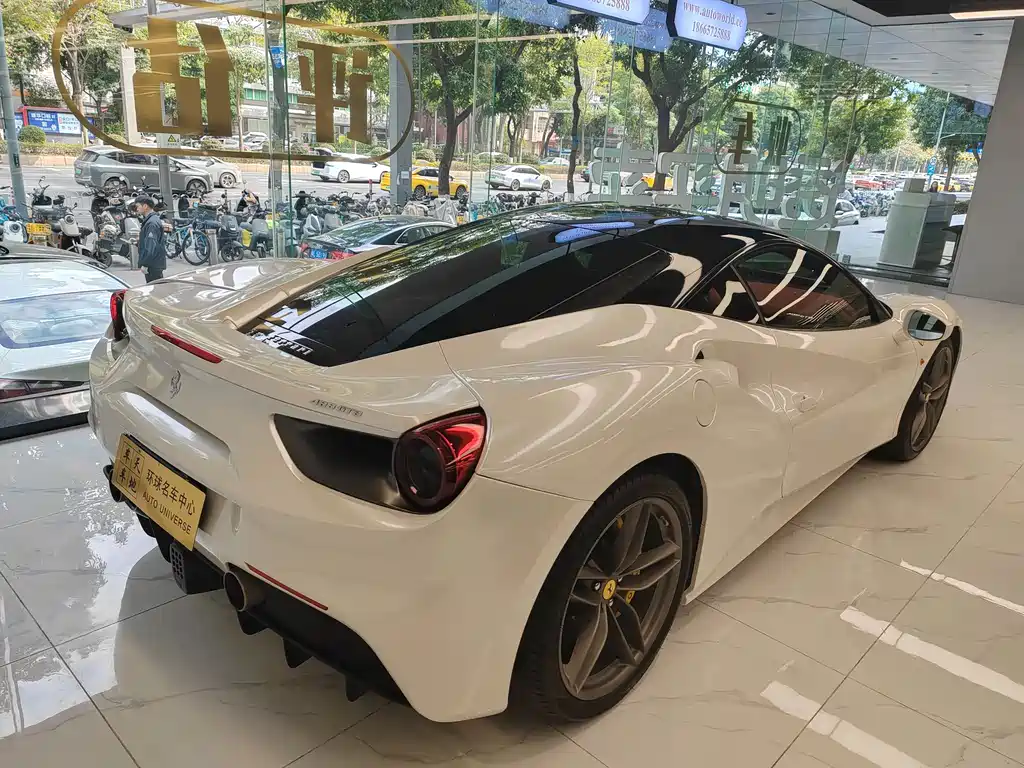FERRARI 488