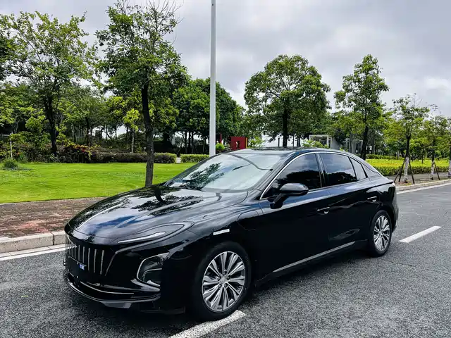 Hongqi E-QM5