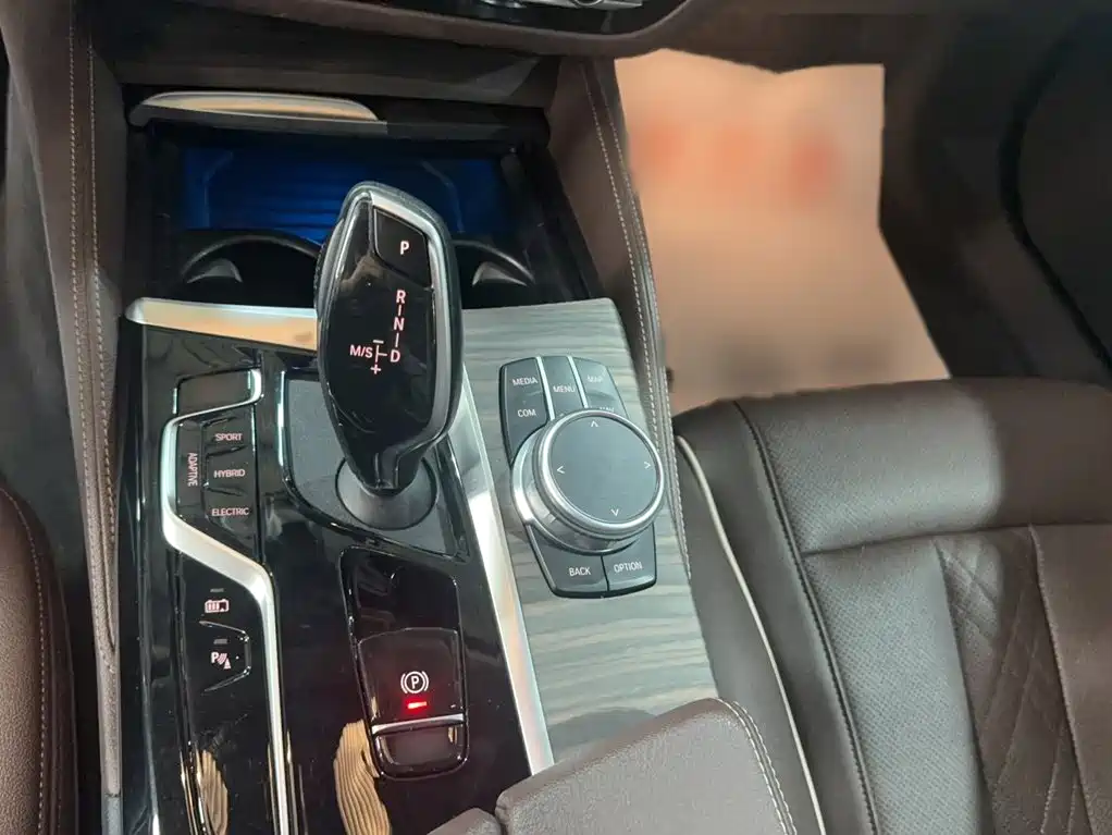 BMW 5 Series New Energy — миниатюра 7