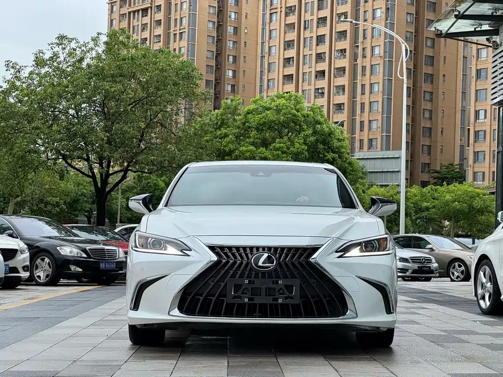 Lexus ES 2022 260