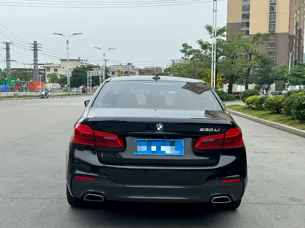 BMW 5 Series - фото 8