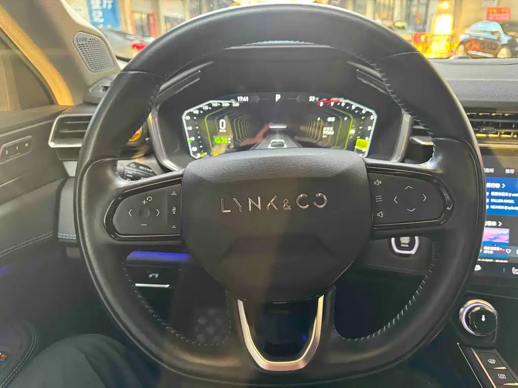 Lynk & Co 05 — миниатюра 5