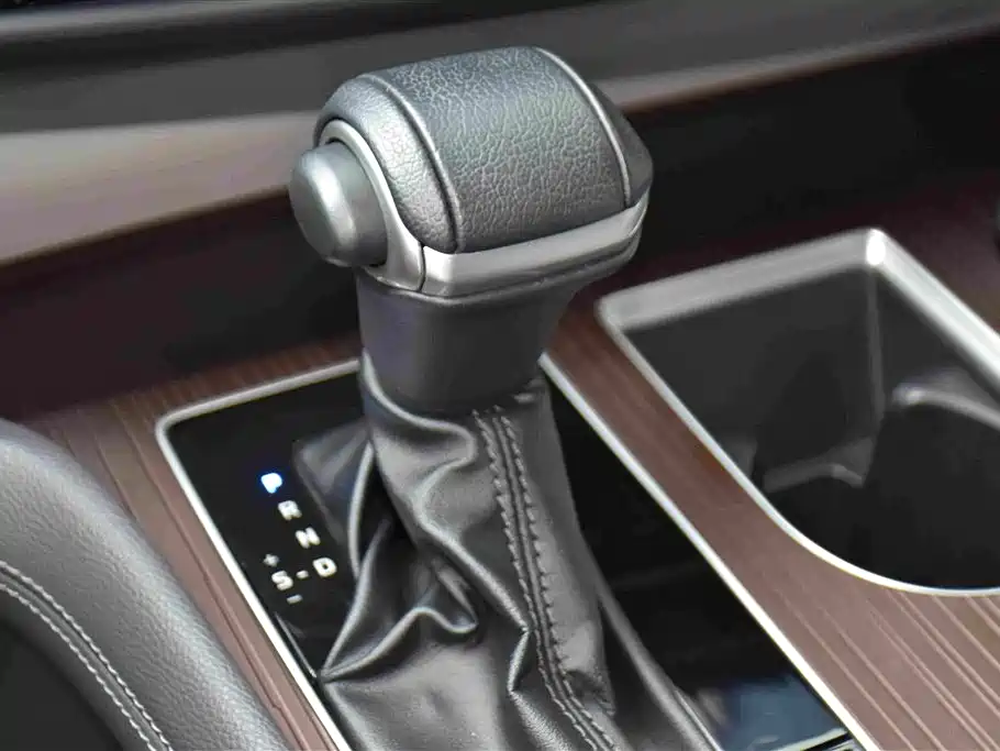 Toyota Granvia 2.5L Hybrid Premium Edition, фото 14