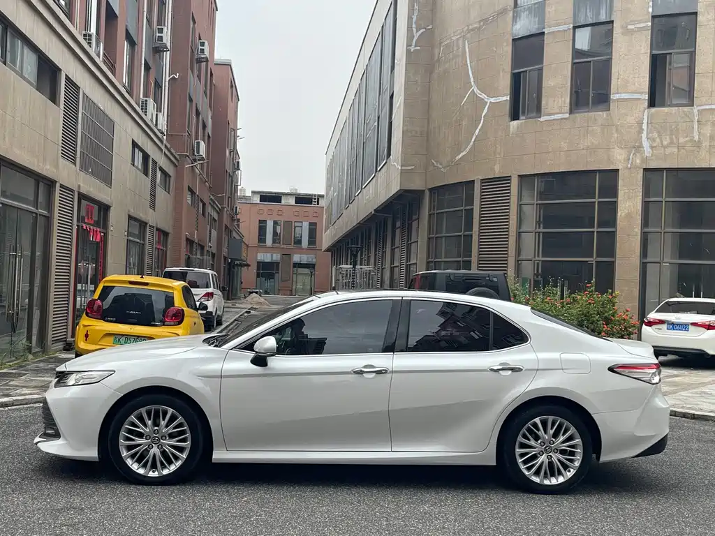 Toyota Camry — миниатюра 2