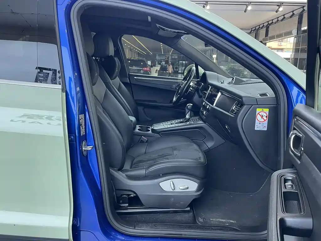 PORSCHE MACAN