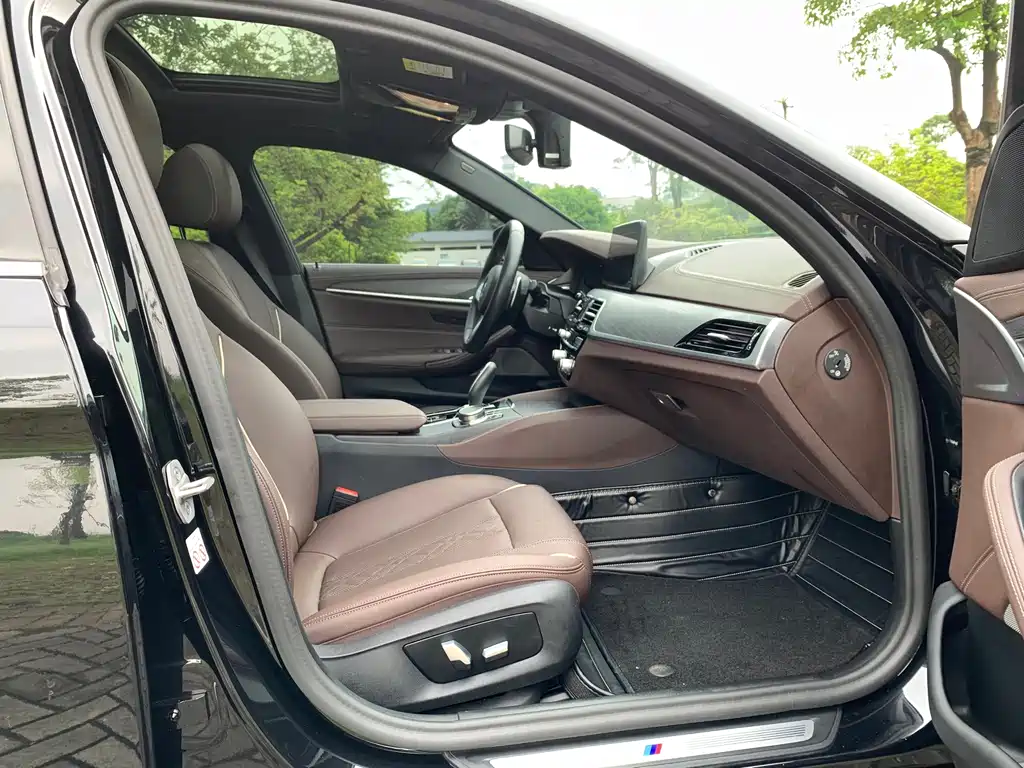 BMW 5 Series — миниатюра 10