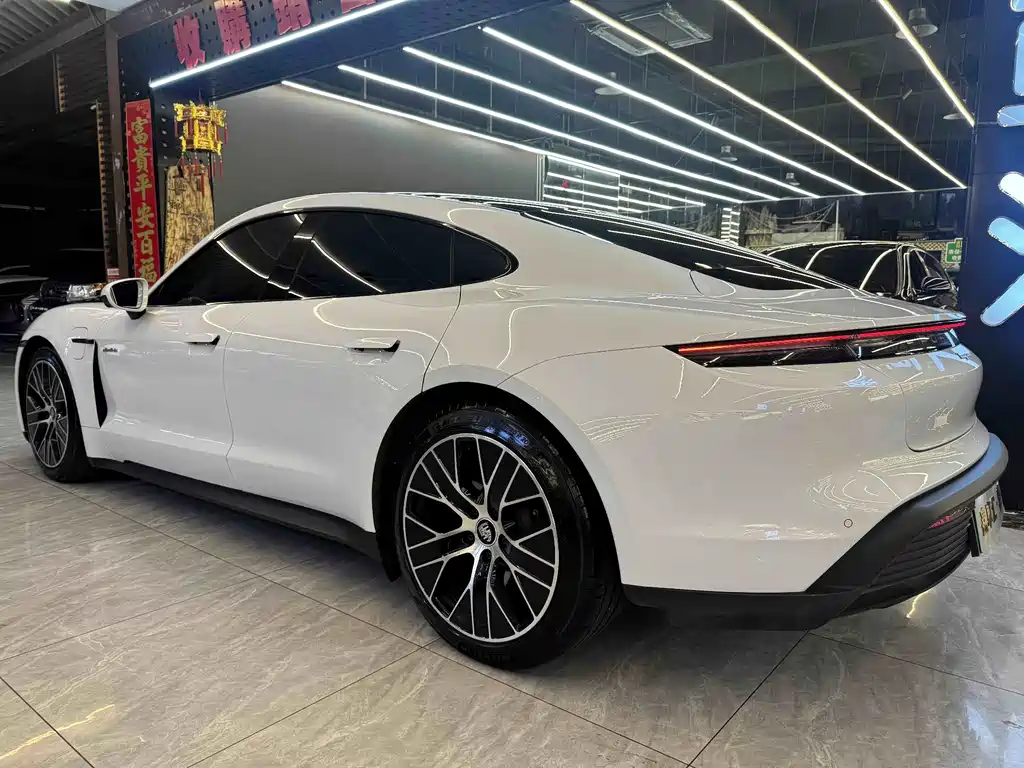 Porsche Taycan — миниатюра 3