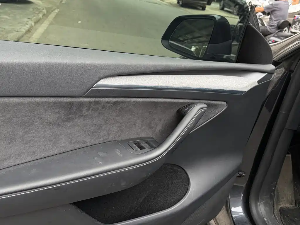 Tesla Model Y — миниатюра 7
