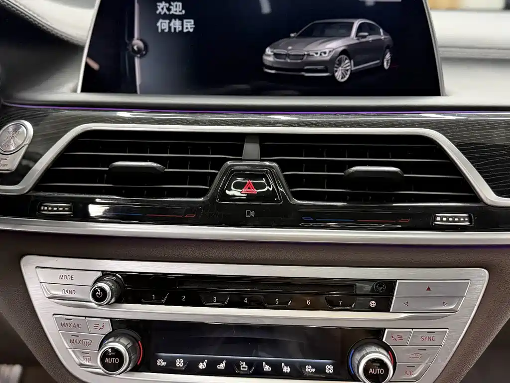 BMW 7 Series — миниатюра 13