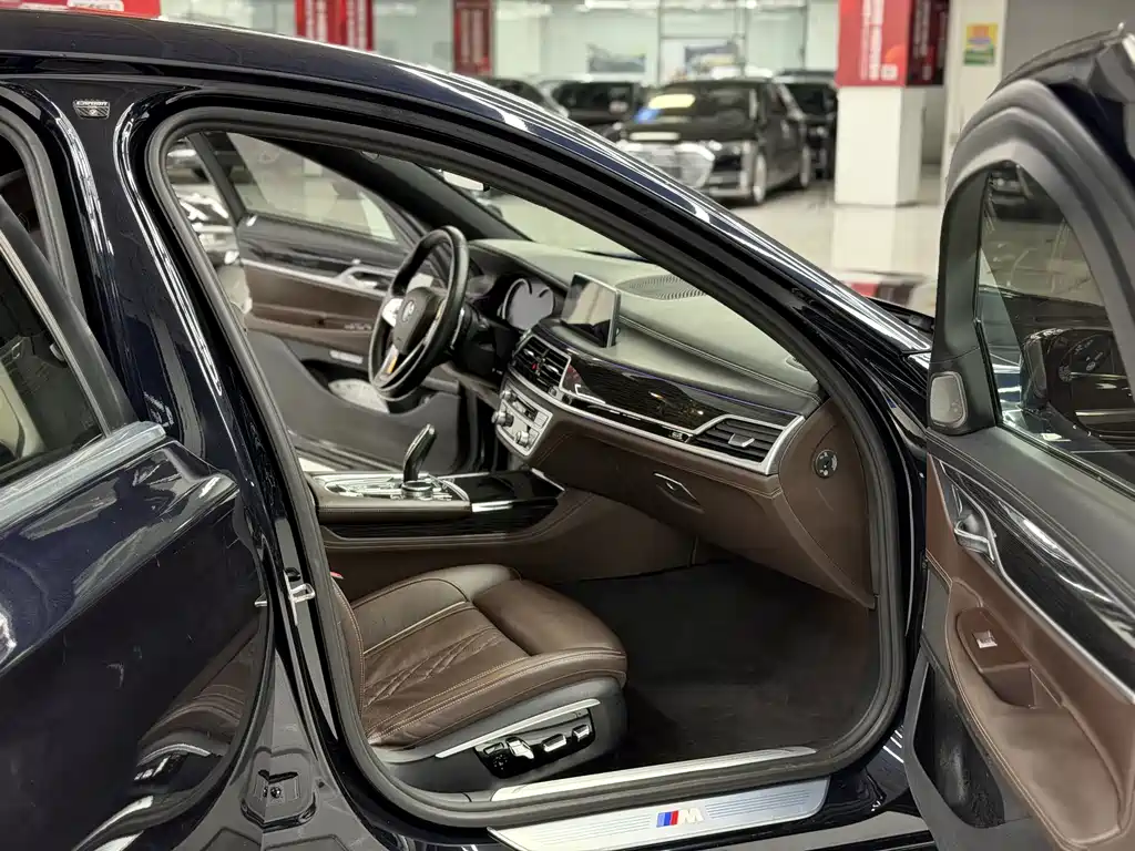 BMW 7 Series — миниатюра 9