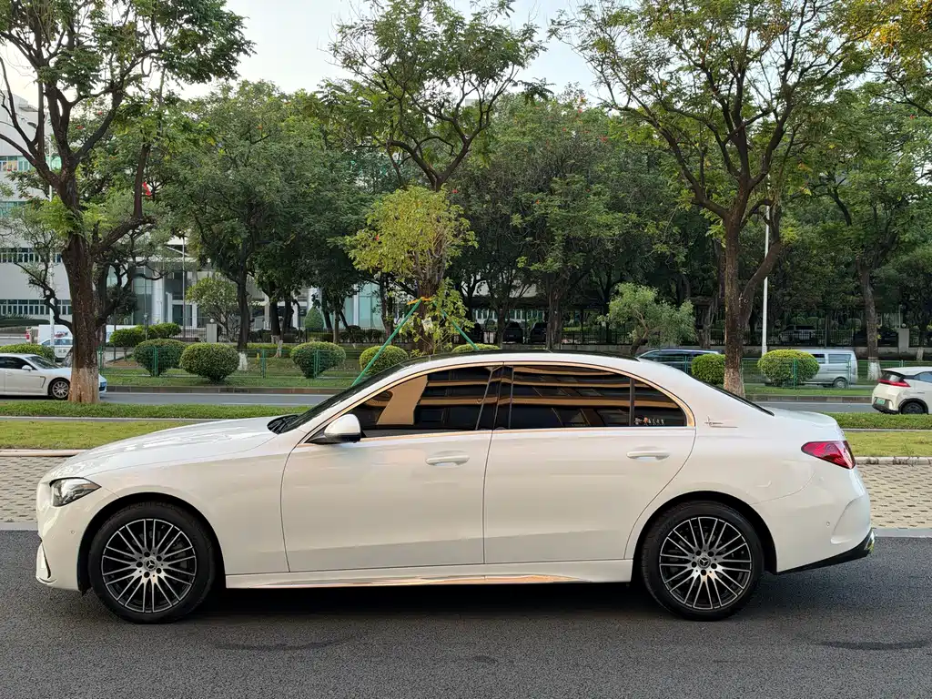 Mercedes-Benz C-Class — миниатюра 11