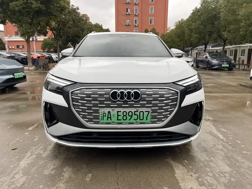 AUDI Q4 E TRON