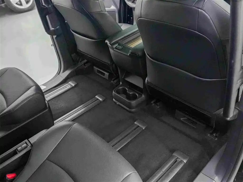 Toyota Granvia — миниатюра 12