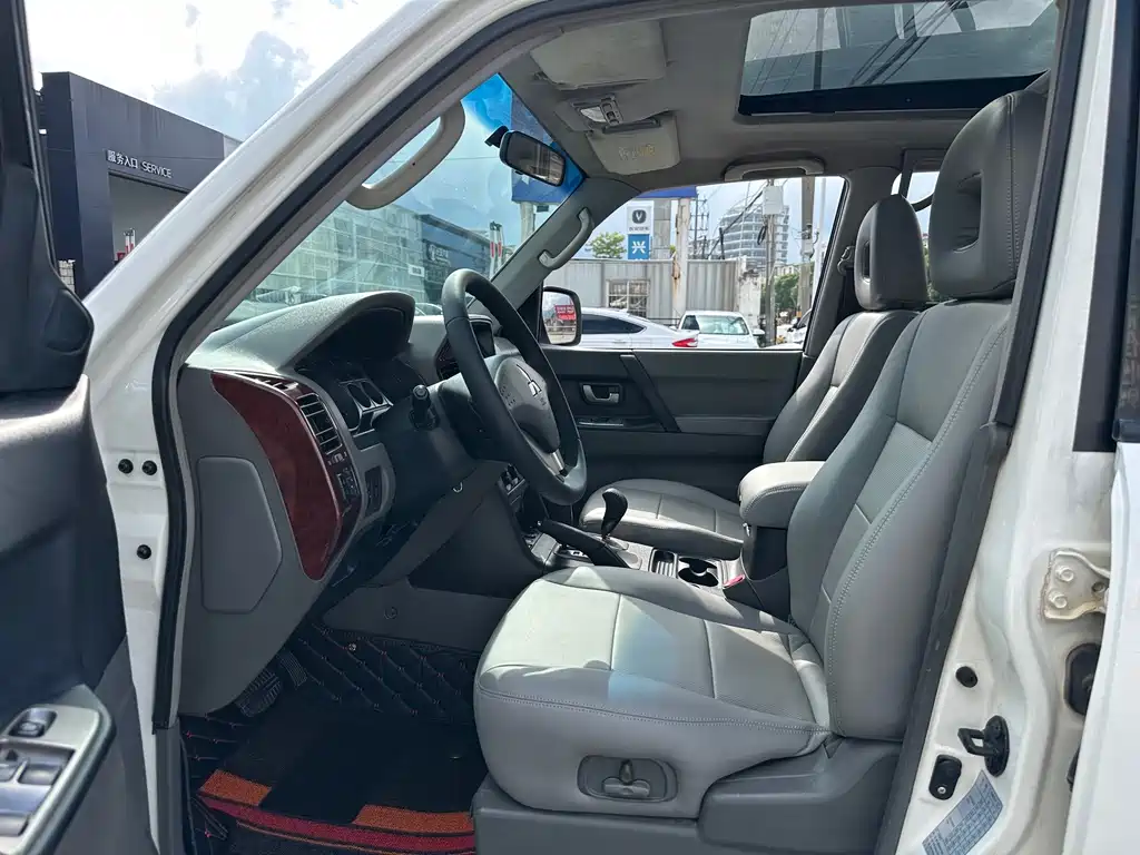 Mitsubishi Pajero — миниатюра 9