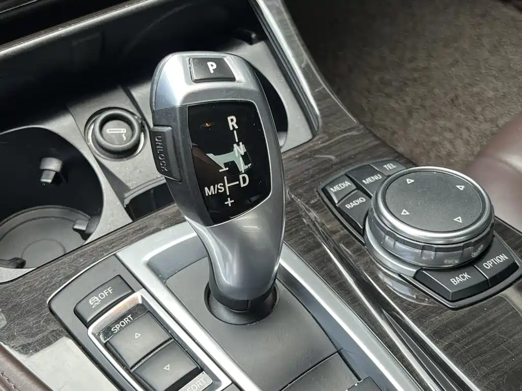 BMW 5 Series — миниатюра 13
