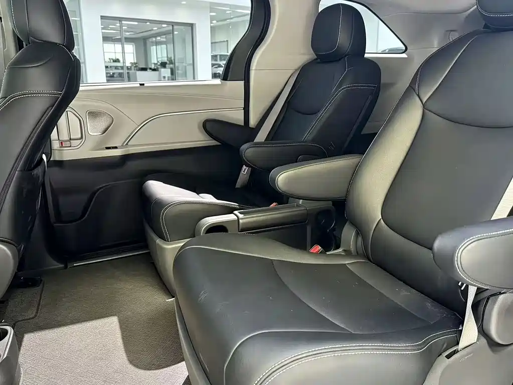 Toyota Sienna — миниатюра 4