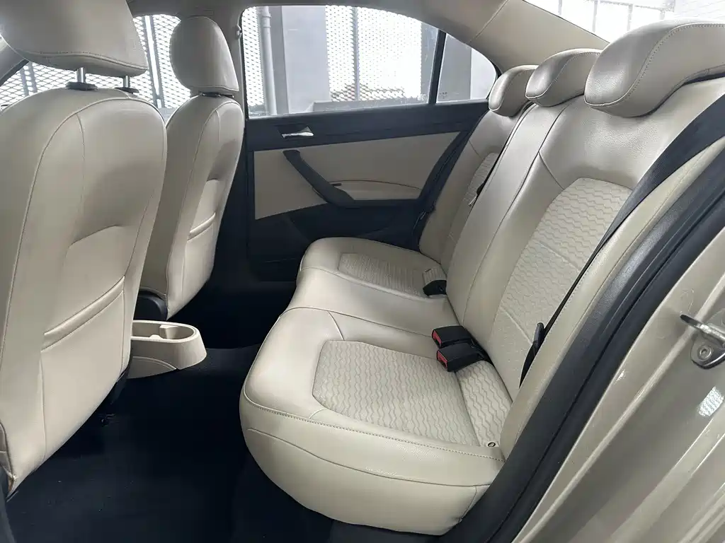 Skoda Rapid — миниатюра 6