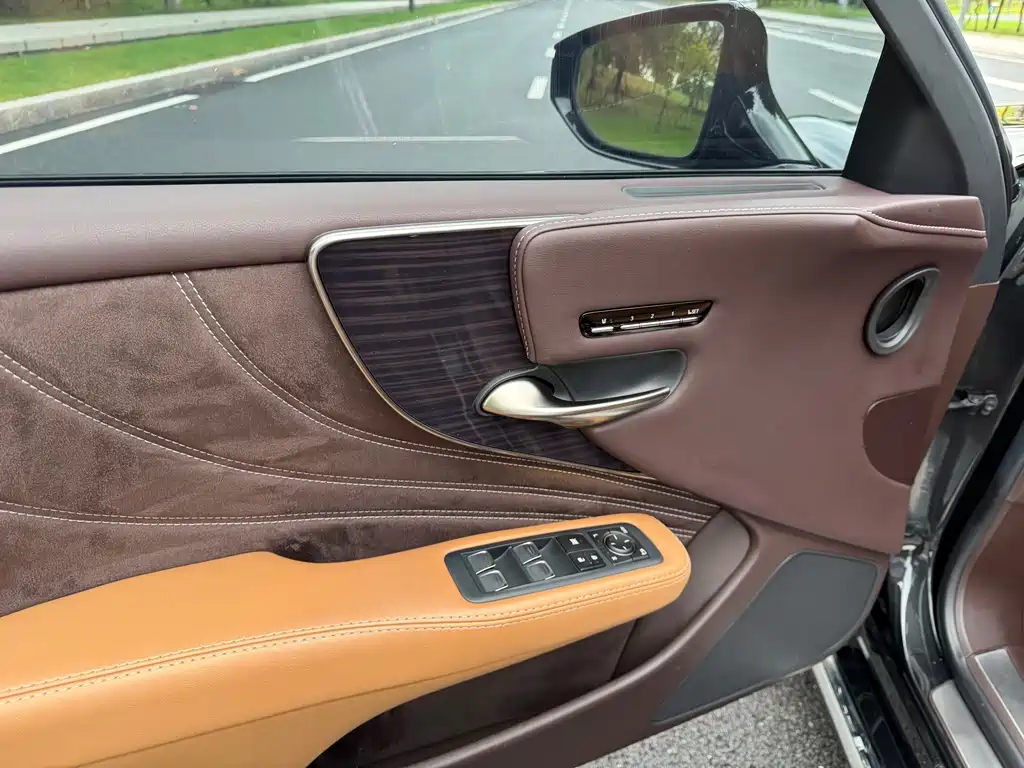 Lexus LS — миниатюра 5