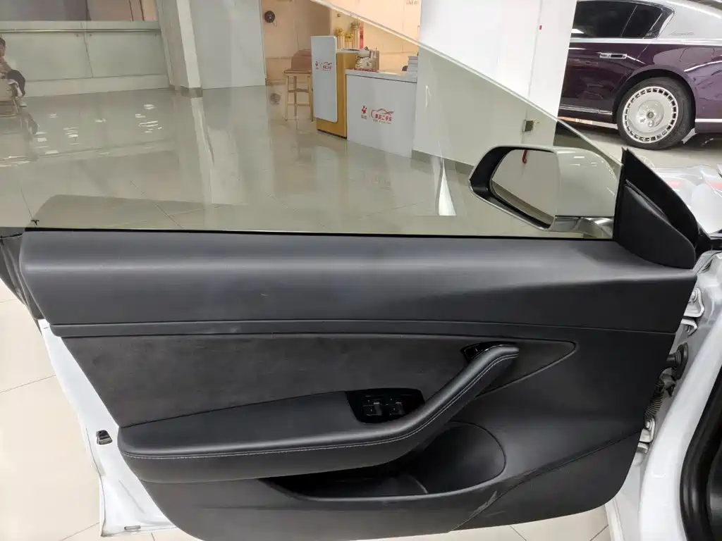 Tesla Model 3 — миниатюра 15