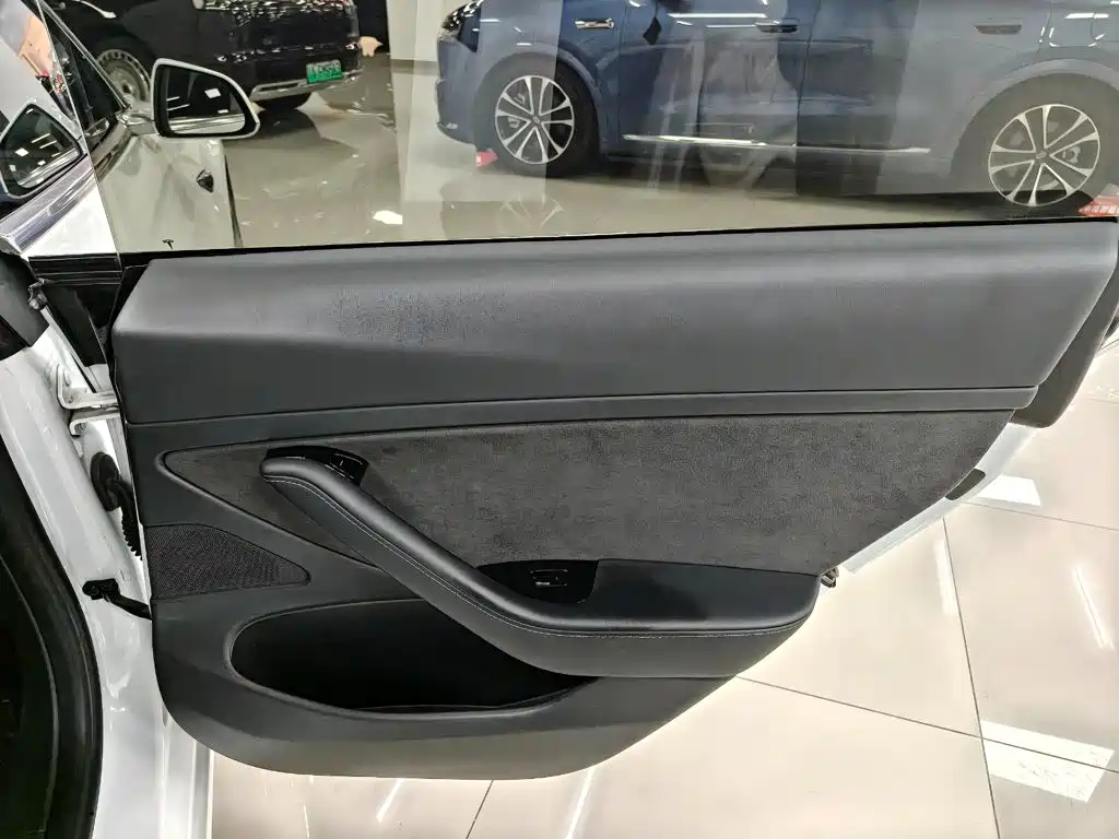 Tesla Model 3 — миниатюра 22