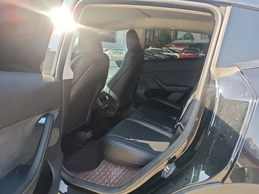 Tesla Model Y — миниатюра 5