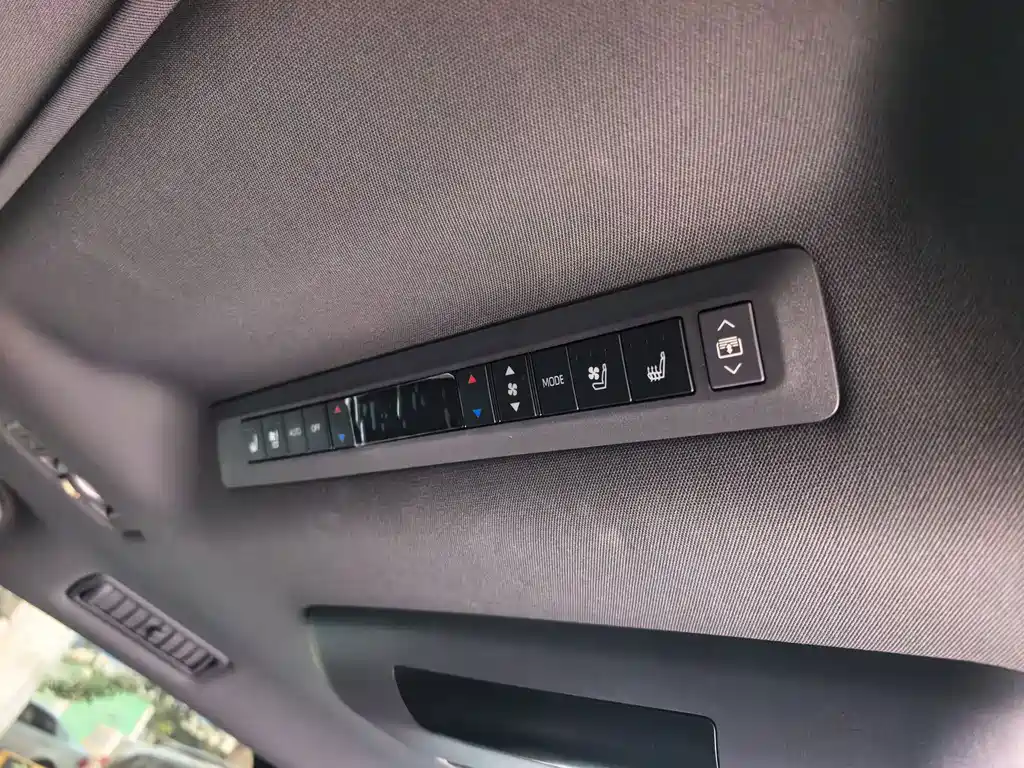Toyota Granvia — миниатюра 8