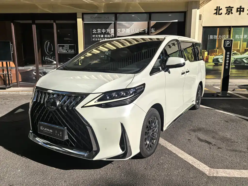Lexus LM